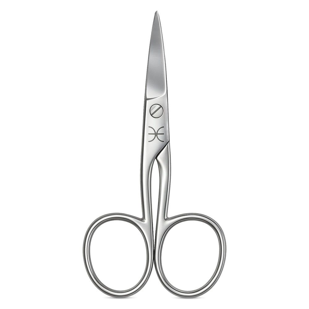 Nagelschere aus Metall. Silberfarben, mit abgerundeten Griffen und spitz zulaufenden Klingen. Logo auf dem Scherenblatt.