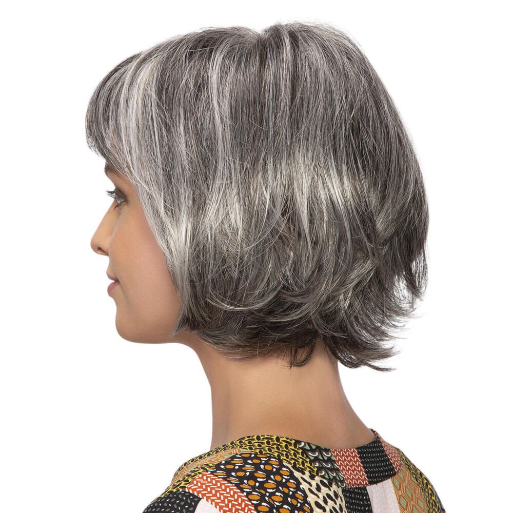 Perücke Maren von trendhair. Grauer Bob mit Pony. Seitenansicht einer Frau.