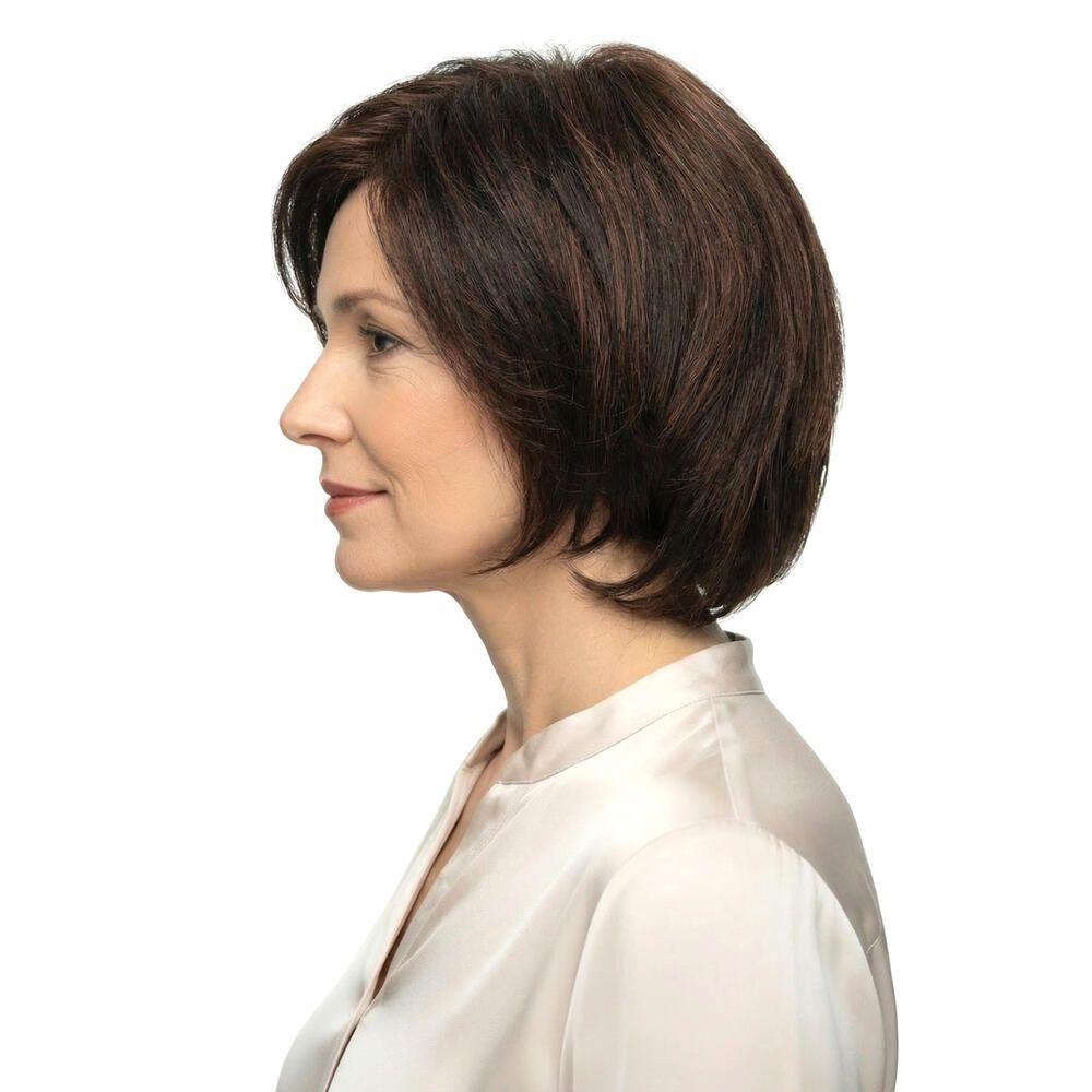 Kurzhaarperücke in Braun-Rot-Tönen. Profilansicht einer Frau mit der Perücke. Helles Oberteil.