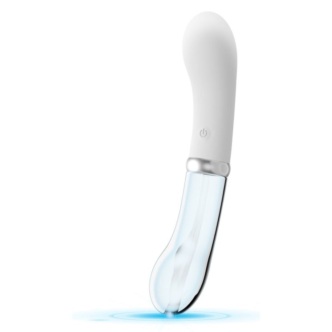 Weißer Vibrator mit transparentem Teil. Der Vibrator steht auf einer blauen Fläche. Seitenansicht.