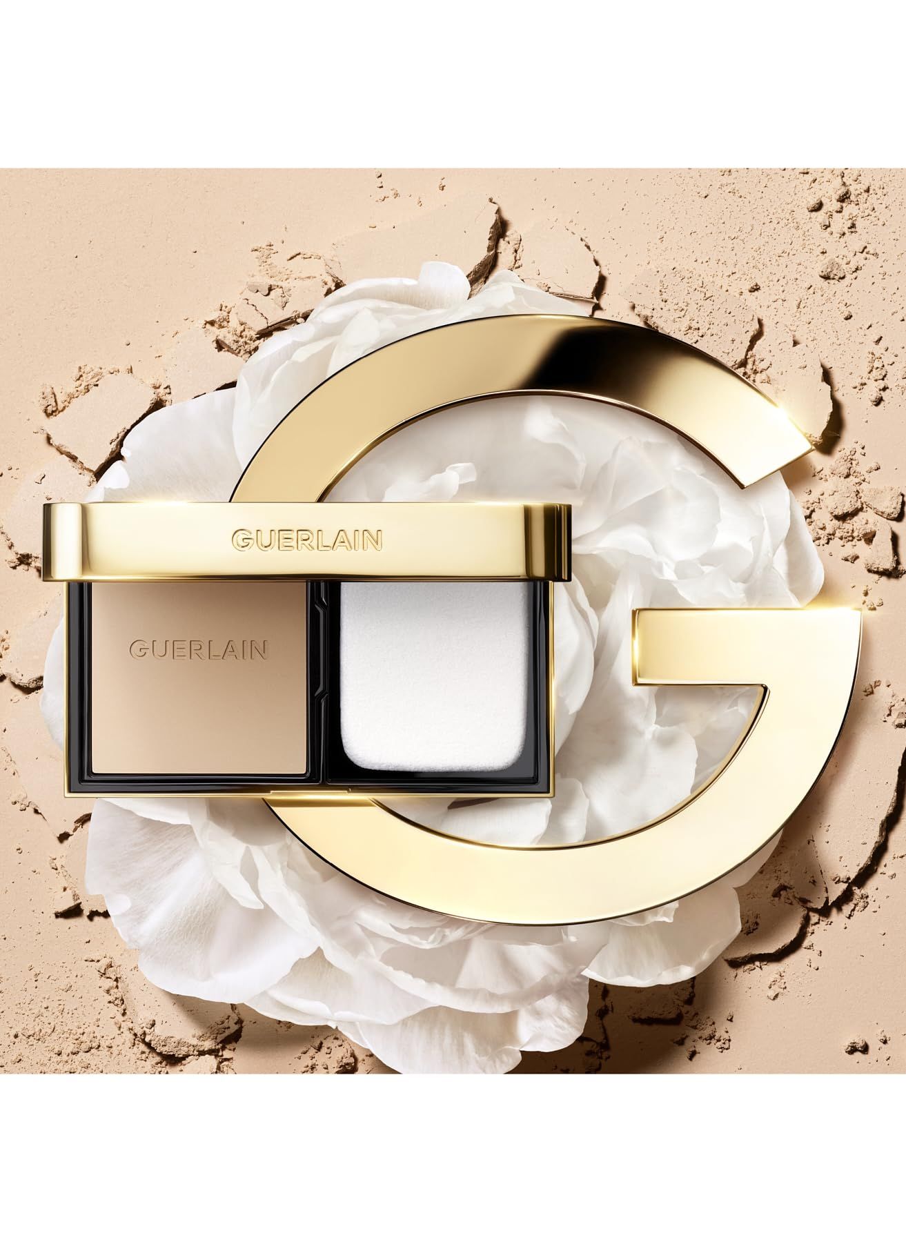 Make-up-Produkte: Foundation, Kompakt-Make-up. Goldfarbene Elemente und Schriftzug GUERLAIN. Auf hellem Hintergrund.