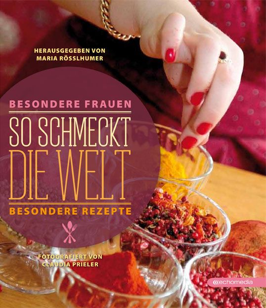 Buchcover mit Titel "So schmeckt die Welt". Hand mit rotem Nagellack über Schalen mit Gewürzen. Herausgegeben von Maria Rösslhumer.