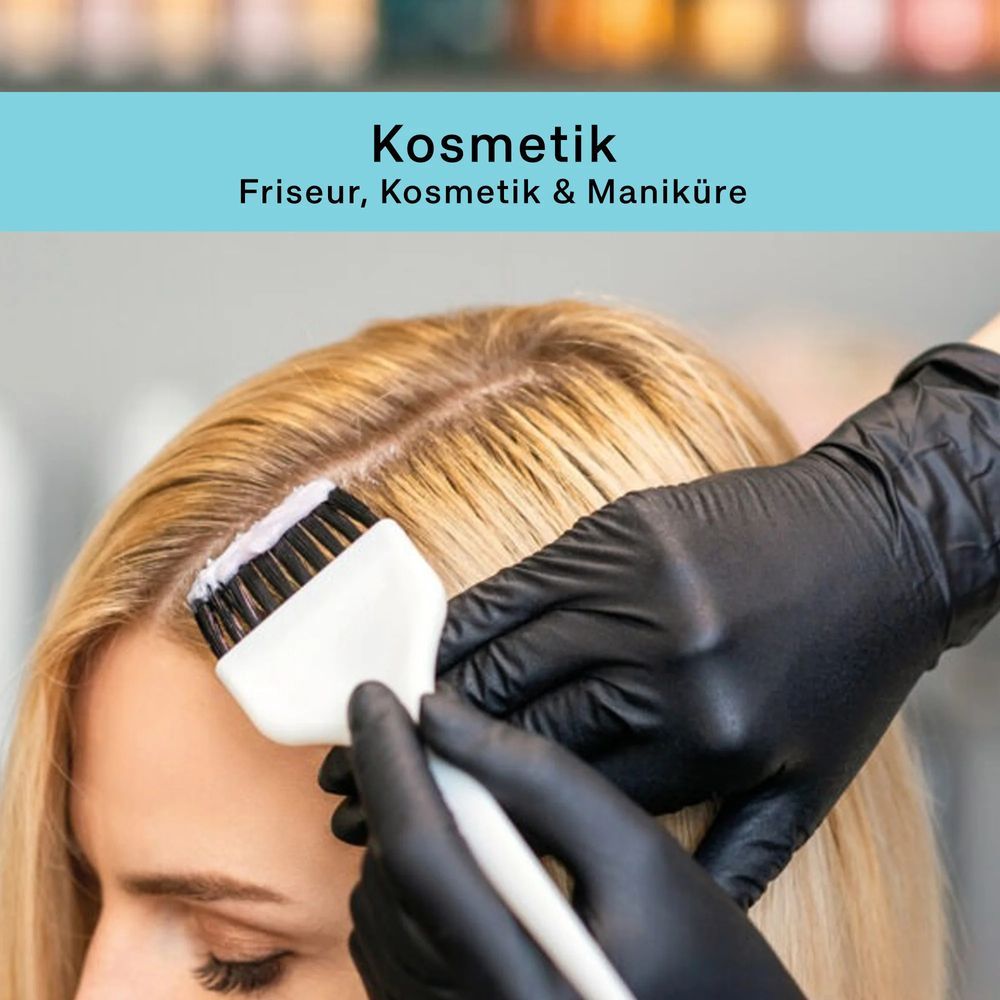 Hände mit schwarzen Handschuhen tragen Farbe auf das Haar auf. Text: Kosmetik, Friseur, Kosmetik & Maniküre.
