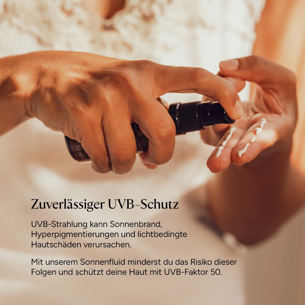 Hände drücken Pumpspender, Sonnenfluid wird auf Handfläche aufgetragen.