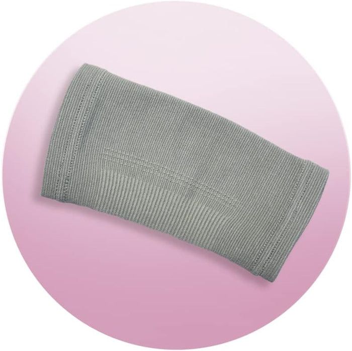 Grijze Haro Ellbogenbandage op roze achtergrond. Rechthoekige bandage, met zichtbare materiaalstructuur. Opdruk niet herkenbaar.