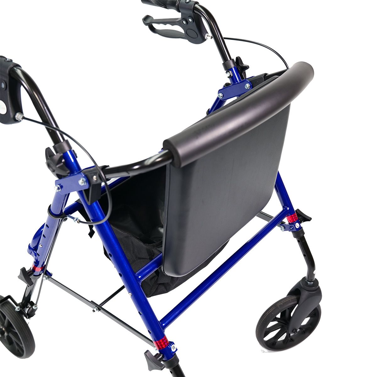 Blauer Rollator mit schwarzem Sitz und Tasche. Vier Räder, Handgriffe und Rückenlehne.