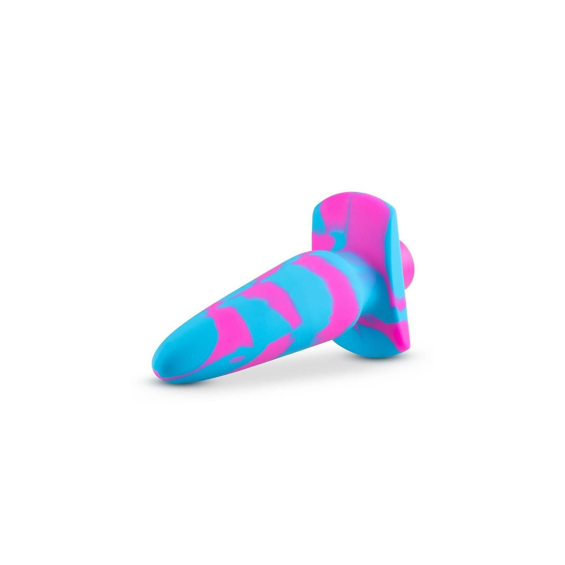 Zweifarbiges Wellness-Produkt, blau und pink. Mit flachem Boden und abgerundeter Spitze. Auf weißem Hintergrund.