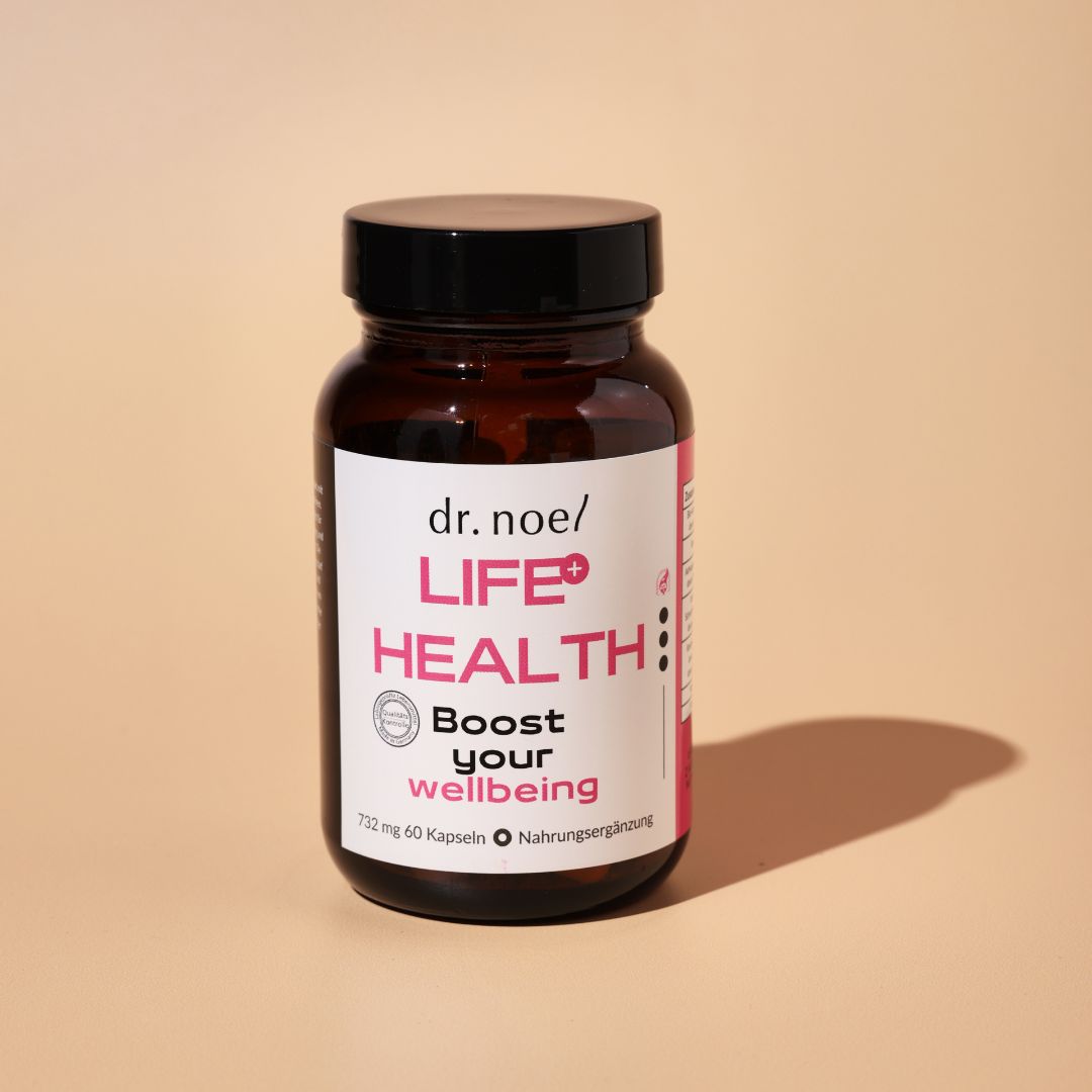 Braune Glasflasche mit schwarzem Deckel und Etikett. Aufschrift: Dr. Noel Life+ Health, Boost your wellbeing. Nahrungsergänzungsmittel.