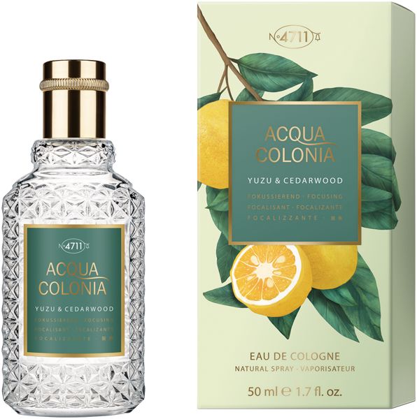 Glasflakon und Verpackung von Acqua Colonia. Flakon mit goldfarbenem Verschluss und grünem Etikett. Verpackung mit Yuzu- und Zedernholz-Motiv.