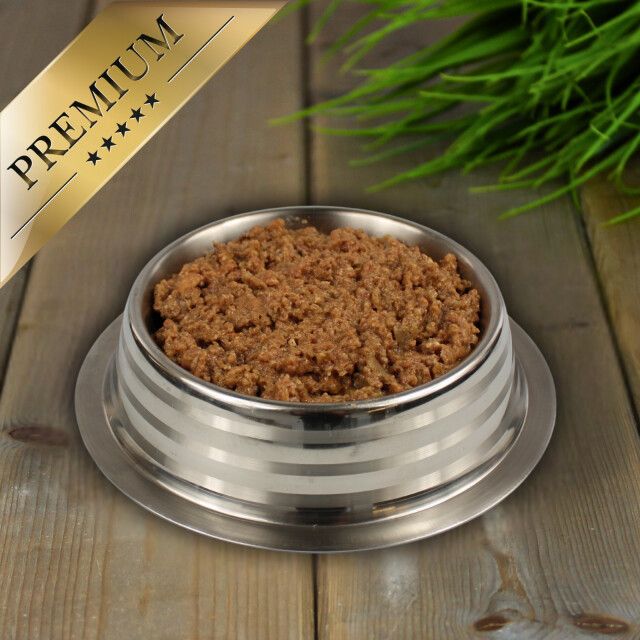 Katzenfutter in einer Edelstahlschale. Aufschrift: Premium. Auf Holzuntergrund.
