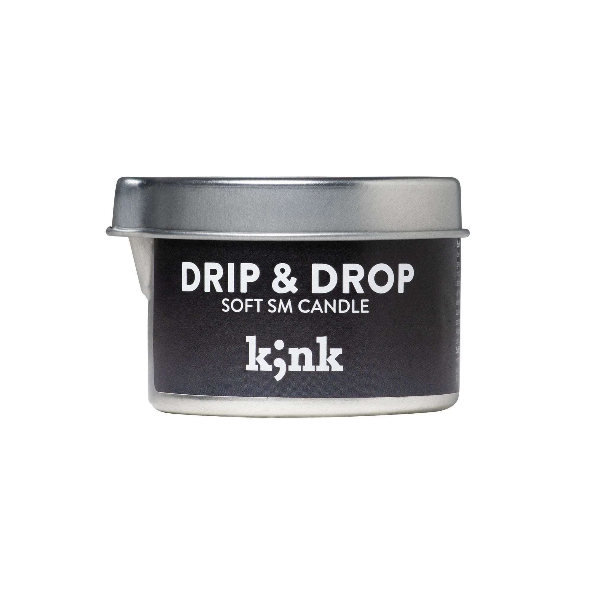 Zylindrische Dose mit schwarzem Etikett. Aufschrift 'Drip & Drop Soft SM Candle' und 'kink'.