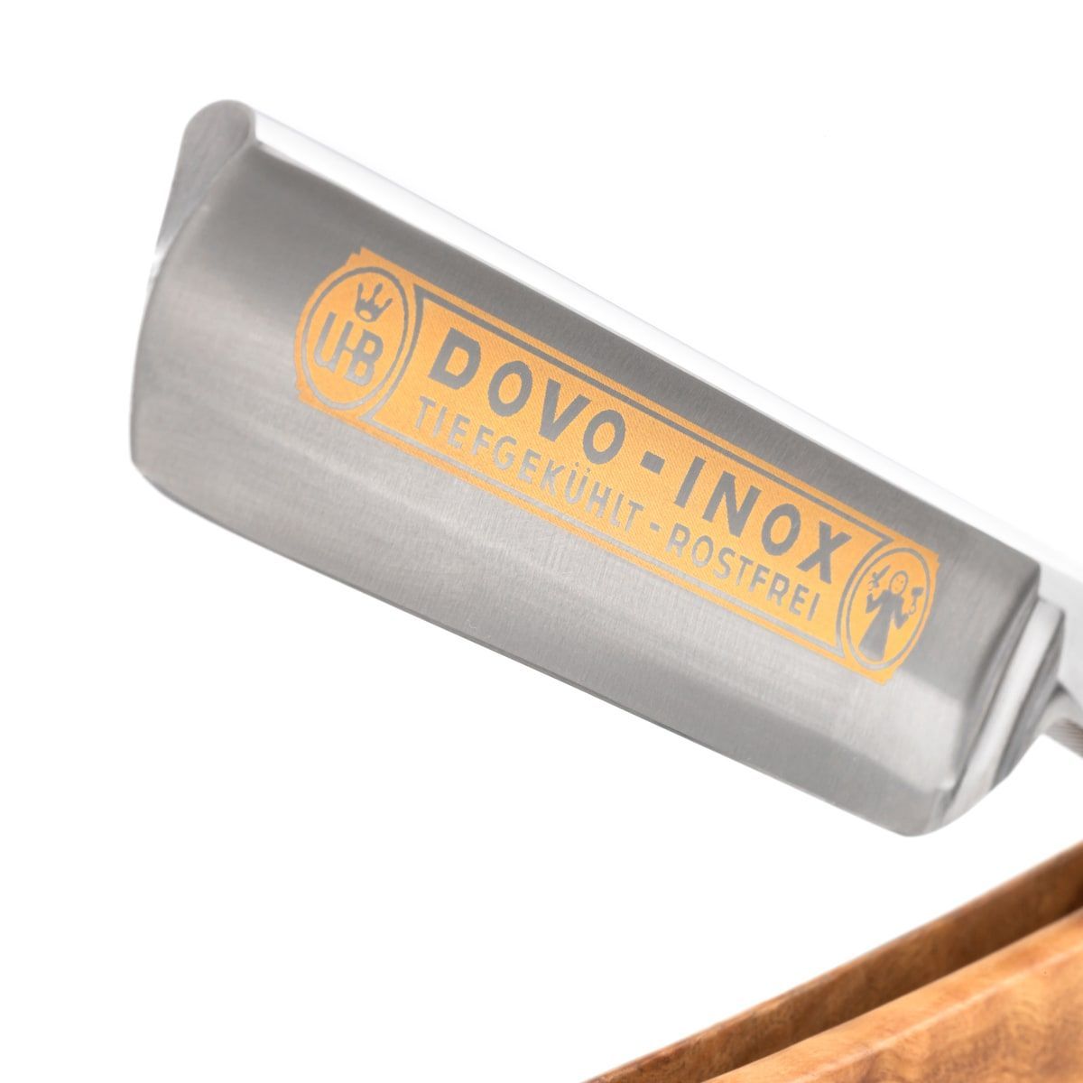 Rasierklinge mit goldfarbenem Logo DOVO-INOX. Klinge aus Metall, Griff aus Holz. Detailaufnahme.