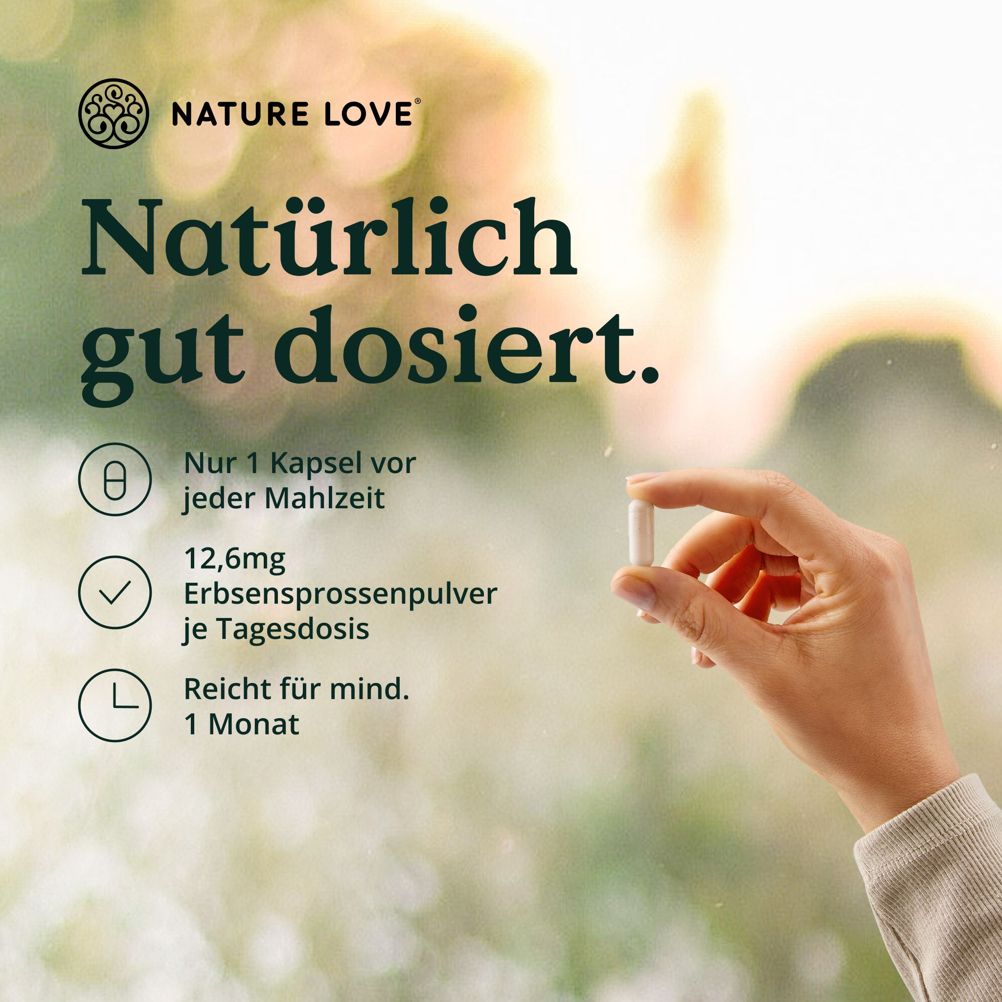 Hand hält eine Kapsel. Text: 1 Kapsel vor jeder Mahlzeit. 12,6mg Erbsensprossenpulver. Reicht für mind. 1 Monat. Marke: NATURE LOVE®.