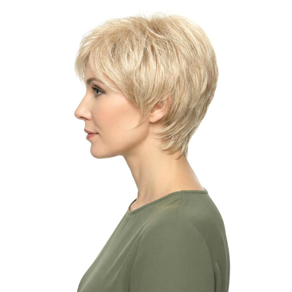 Kurzhaarperücke in Blond. Seitenansicht einer Frau mit der Perücke. Die Haare sind kurz geschnitten und leicht gewellt.