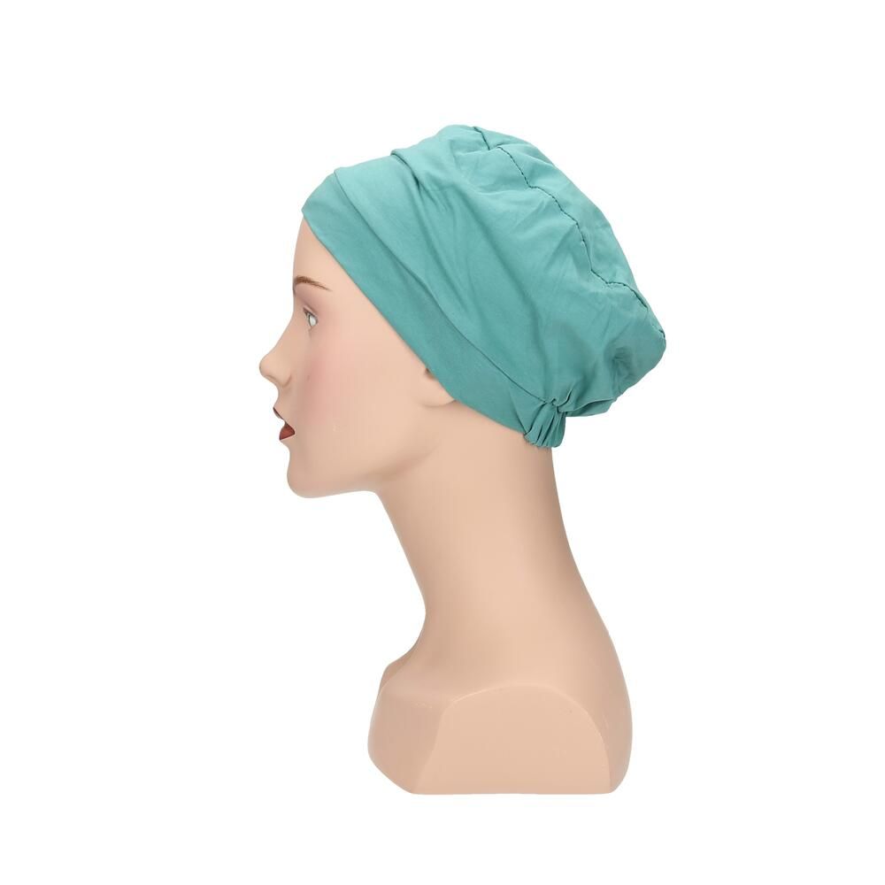 Türkisgrüner Turban auf einer Schaufensterpuppe. Der Turban bedeckt den Kopf. Seitenansicht.