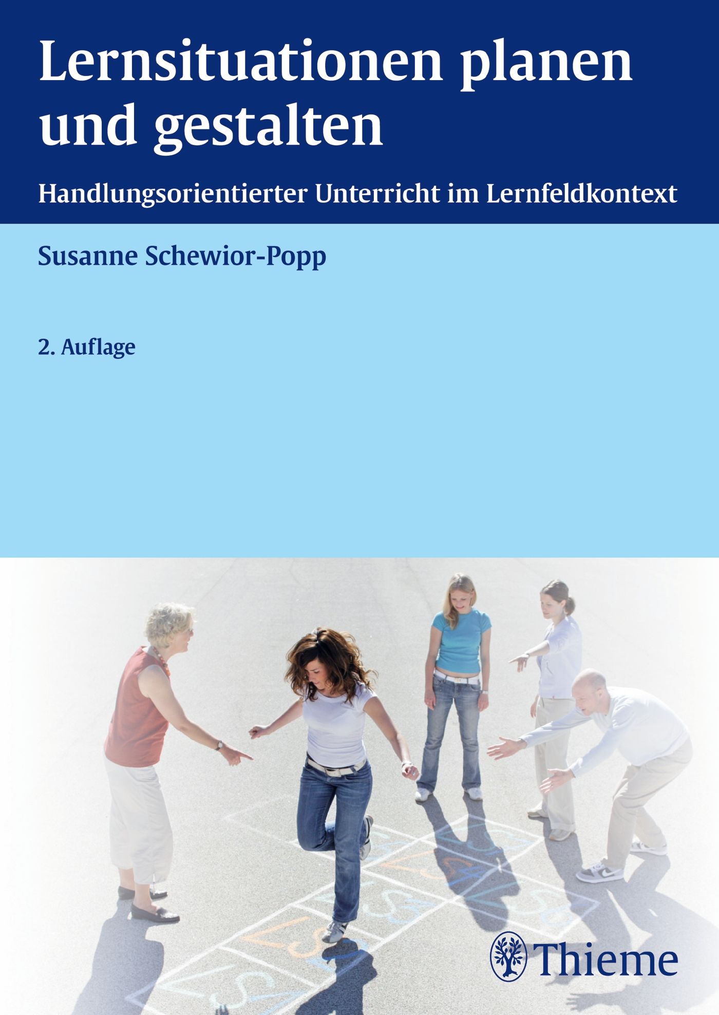 Buchcover: "Lernsituationen planen und gestalten". Autorin: Susanne Schewior-Popp. Verlag: Thieme. Personen spielen Hüpfspiel.