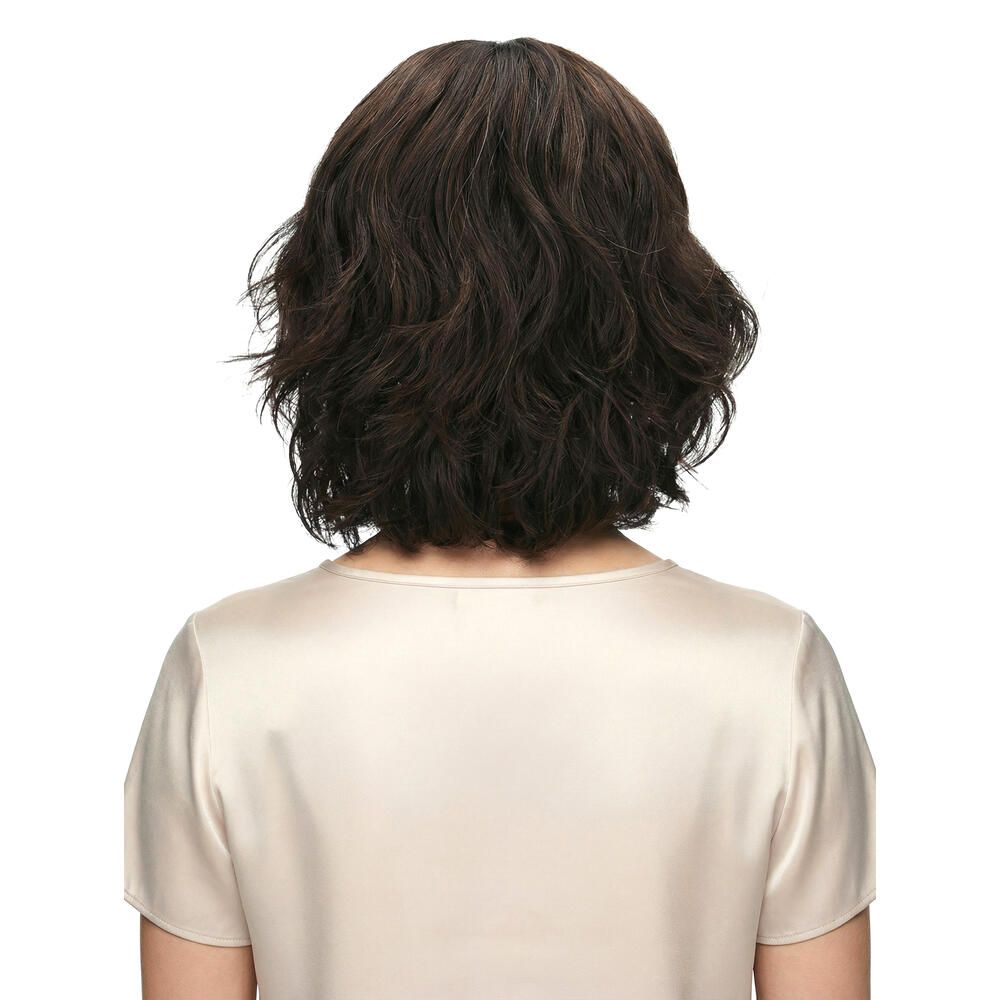 Perücke Capri, braun, gewellt. Rückansicht. Helles Oberteil.