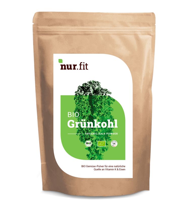 Braune Tüte mit weißem Etikett. Auf dem Etikett steht "nur.fit BIO Grünkohl" und ein Bild von Grünkohl.