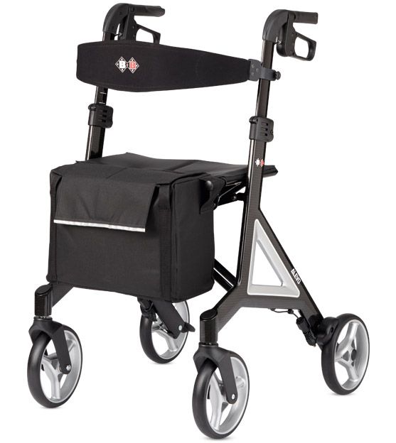 Schwarzer Rollator mit vier Rädern, Einkaufstasche und Rückenlehne. Griffe und Räder sind silberfarben.
