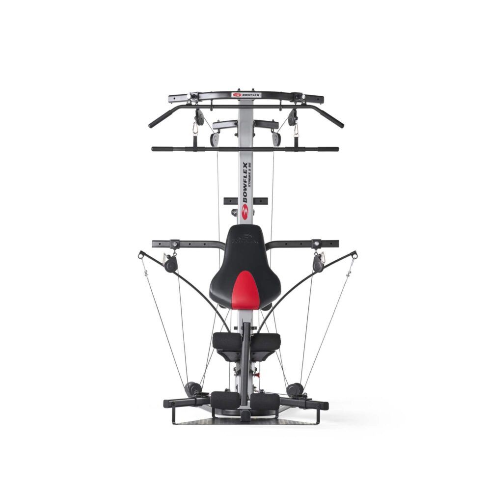 Graues Fitnessgerät mit schwarzen und roten Elementen. Seilzüge, Stangen und Sitz. Marke Bowflex.