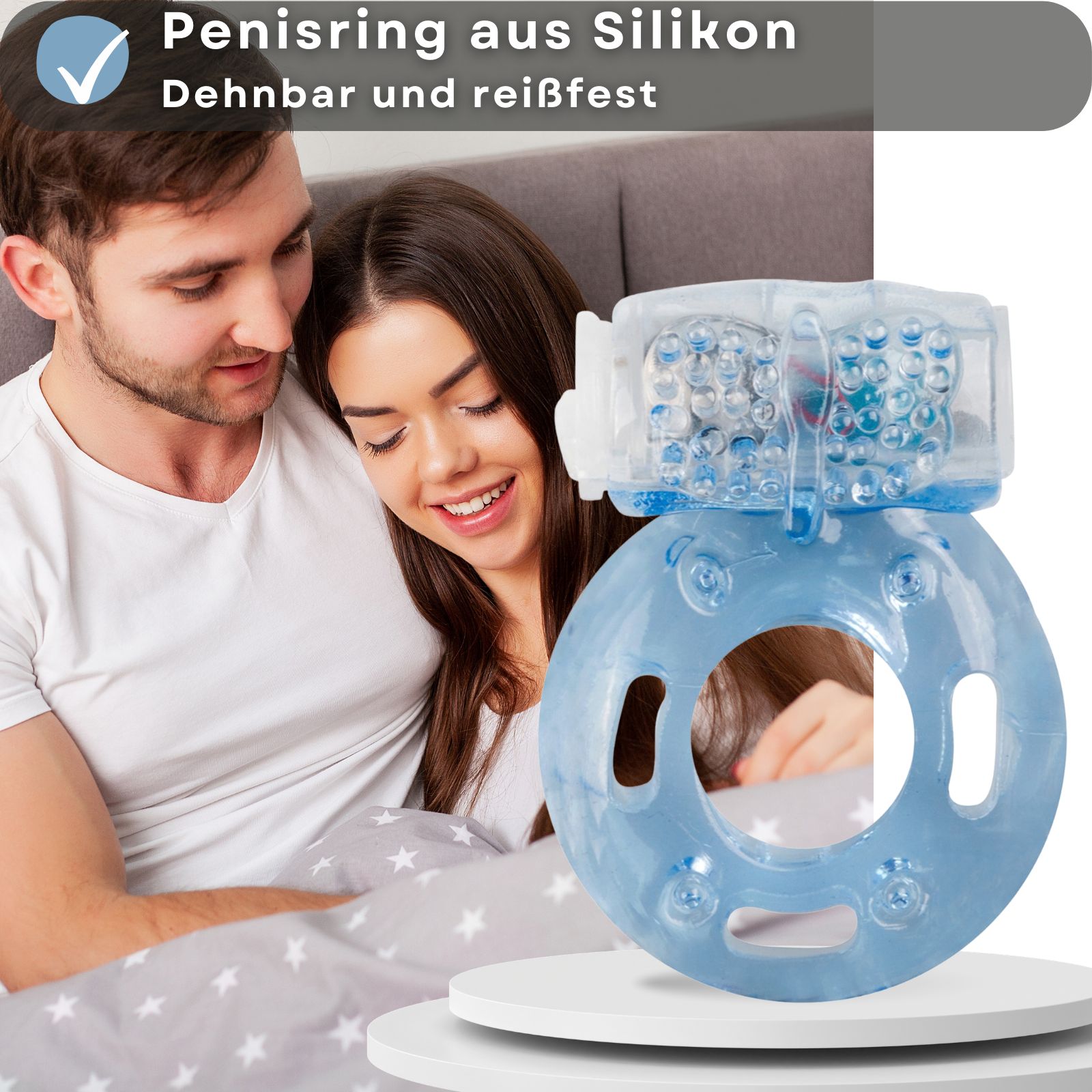 Paar im Bett. Penisring aus Silikon, dehnbar und reißfest. Produkt auf Podest.
