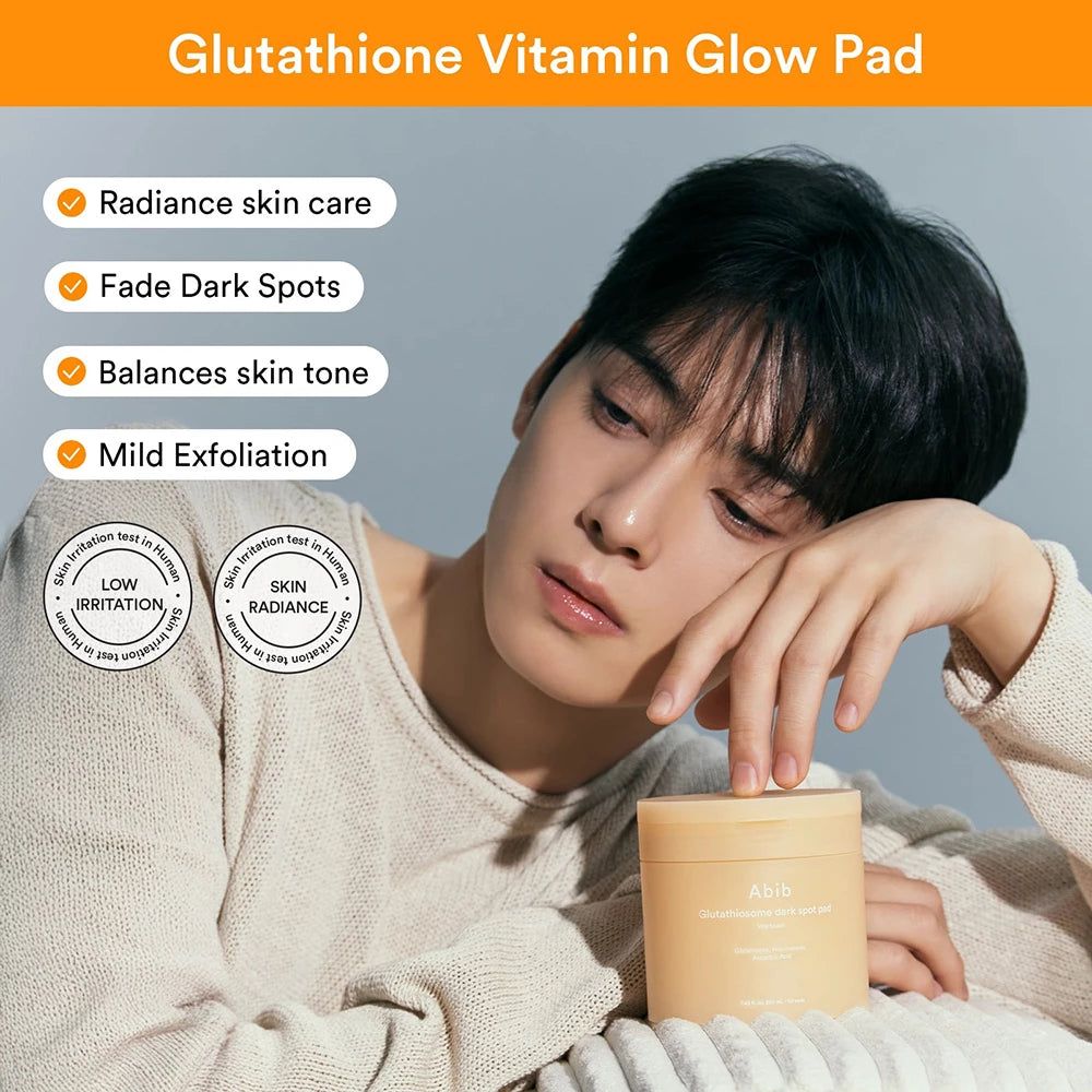 Mann mit Dose. Aufschrift: Abib Glutathiosome dark spot pad. Text: Radiance skin care, Fade Dark Spots, Balances skin tone, Mild Exfoliation.