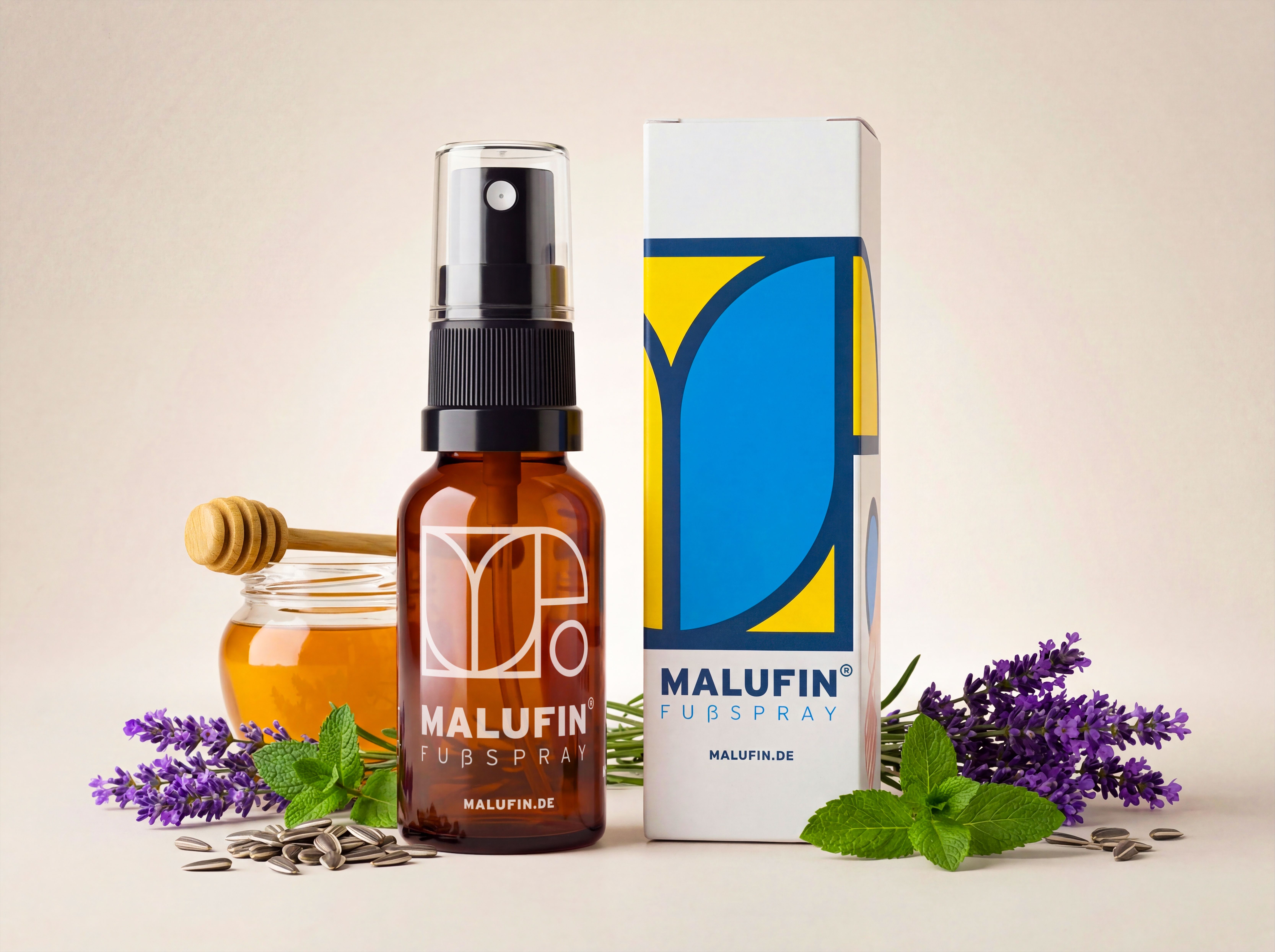 MALUFIN Fußspray Flasche und Kartonverpackung neben Honigglas, Lavendel und Minze. Braune Glasflasche mit Sprühkopf.