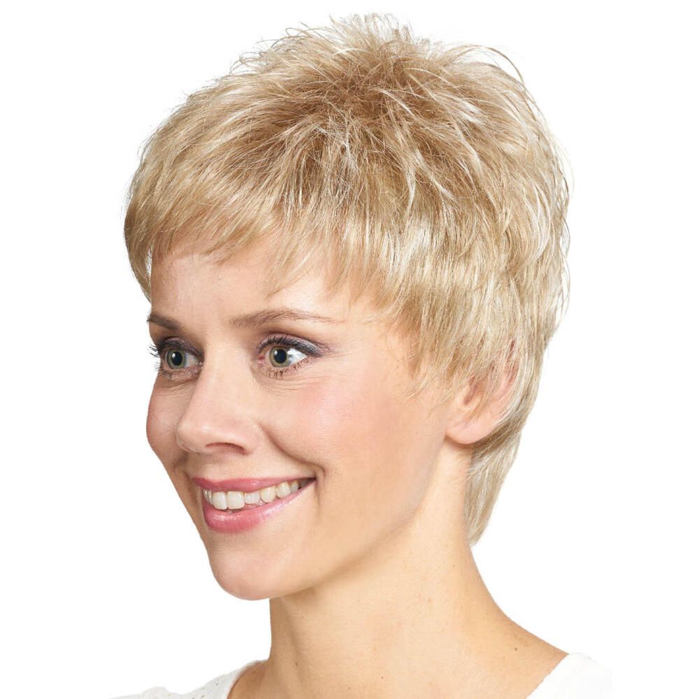 Blonde Kurzhaarperücke. Nahaufnahme einer Frau mit Perücke. Kurze, gestufte Frisur.