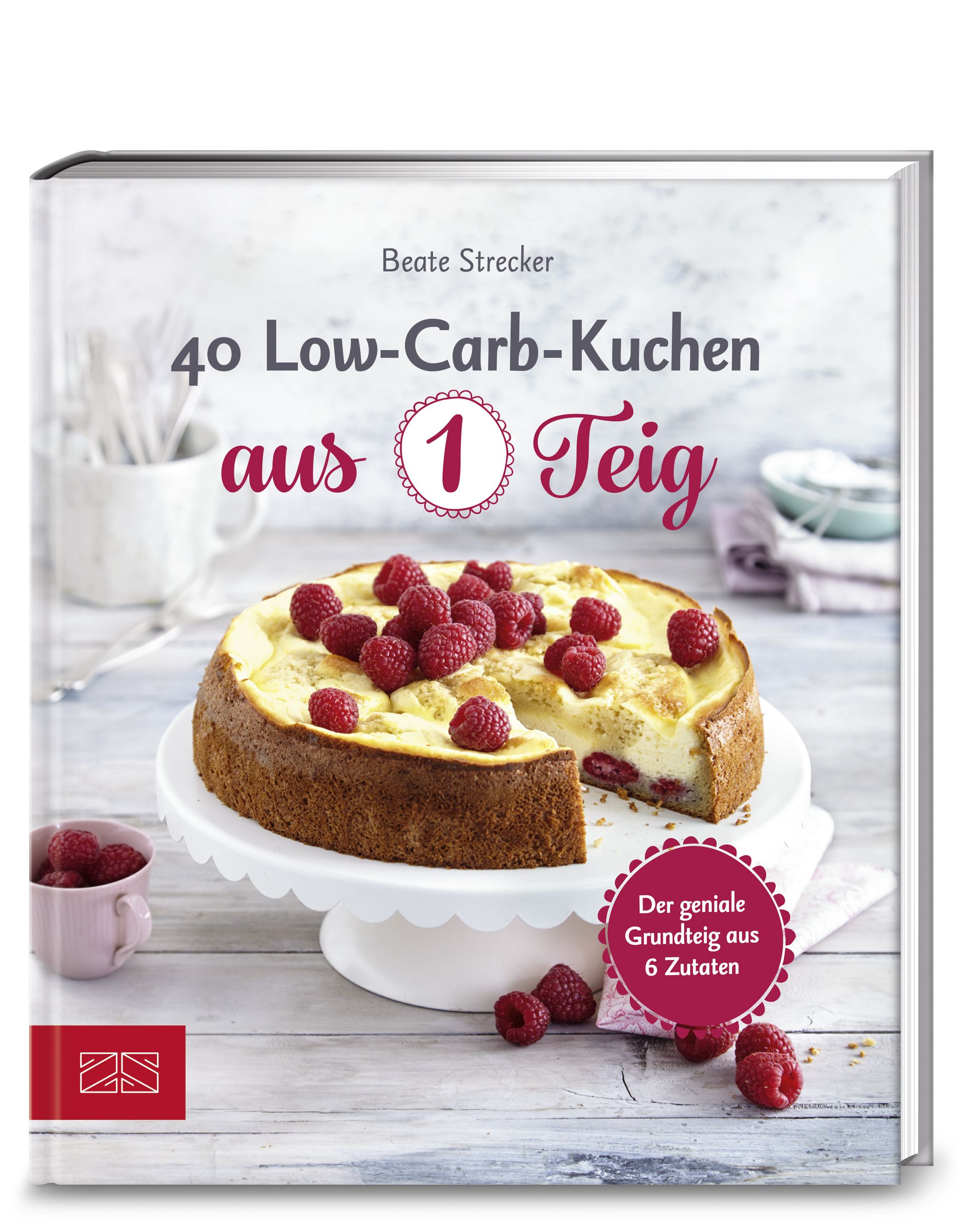 Buchcover mit Titel: 40 Low-Carb-Kuchen aus 1 Teig. Kuchen mit Himbeeren auf Tortenständer. Autor: Beate Strecker. Text: Der geniale Grundteig aus 6 Zutaten.
