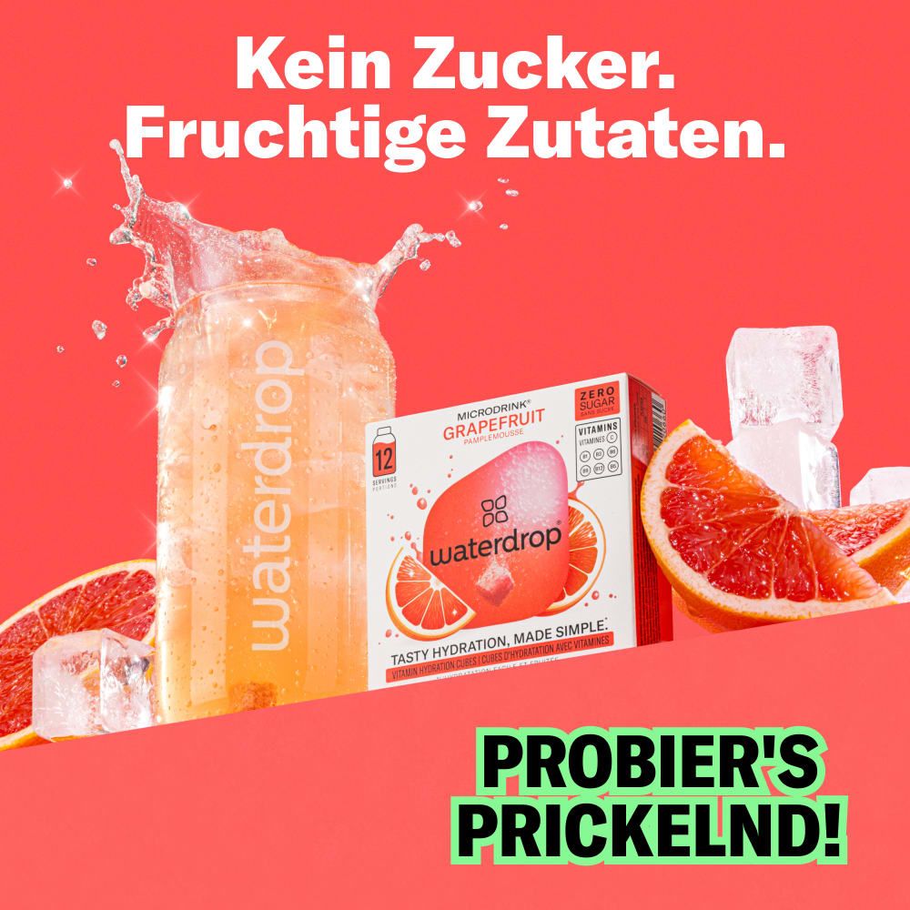 Glas mit Getränk und Eiswürfeln. Eine Schachtel waterdrop® Grapefruit. Auf der Schachtel steht "12". Auf dem Glas steht waterdrop®. Text: Kein Zucker. Fruchtige Zutaten.