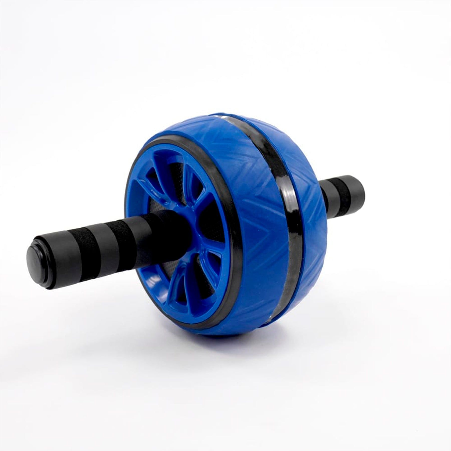Blauer Fitness-Roller mit schwarzen Griffen und Reifen. Schwarzer Mittelstreifen.