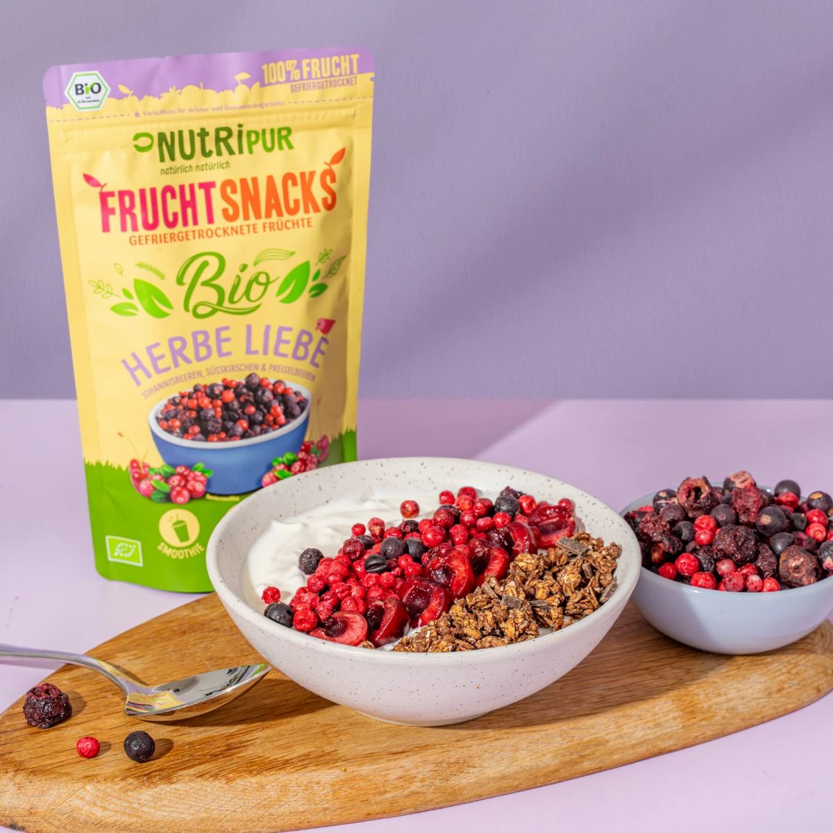 Beutel mit gefriergetrockneten Früchten, Früchte in Schalen. Aufschrift: Bio, Herbe Liebe, 25g.