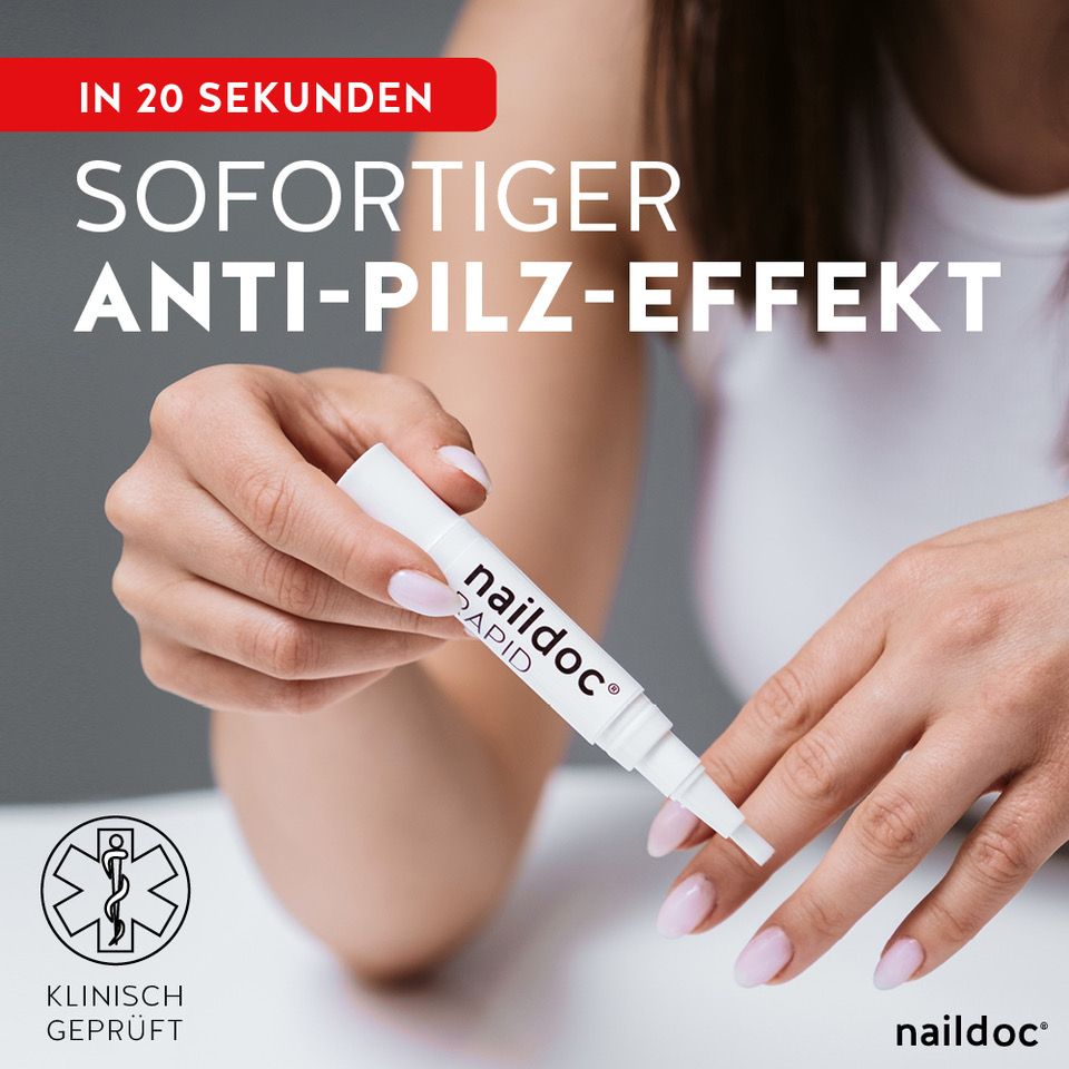 Hand hält einen weißen Stift. Text: naildoc RAPID. Sofortiger Anti-Pilz-Effekt. Klinisch geprüft.