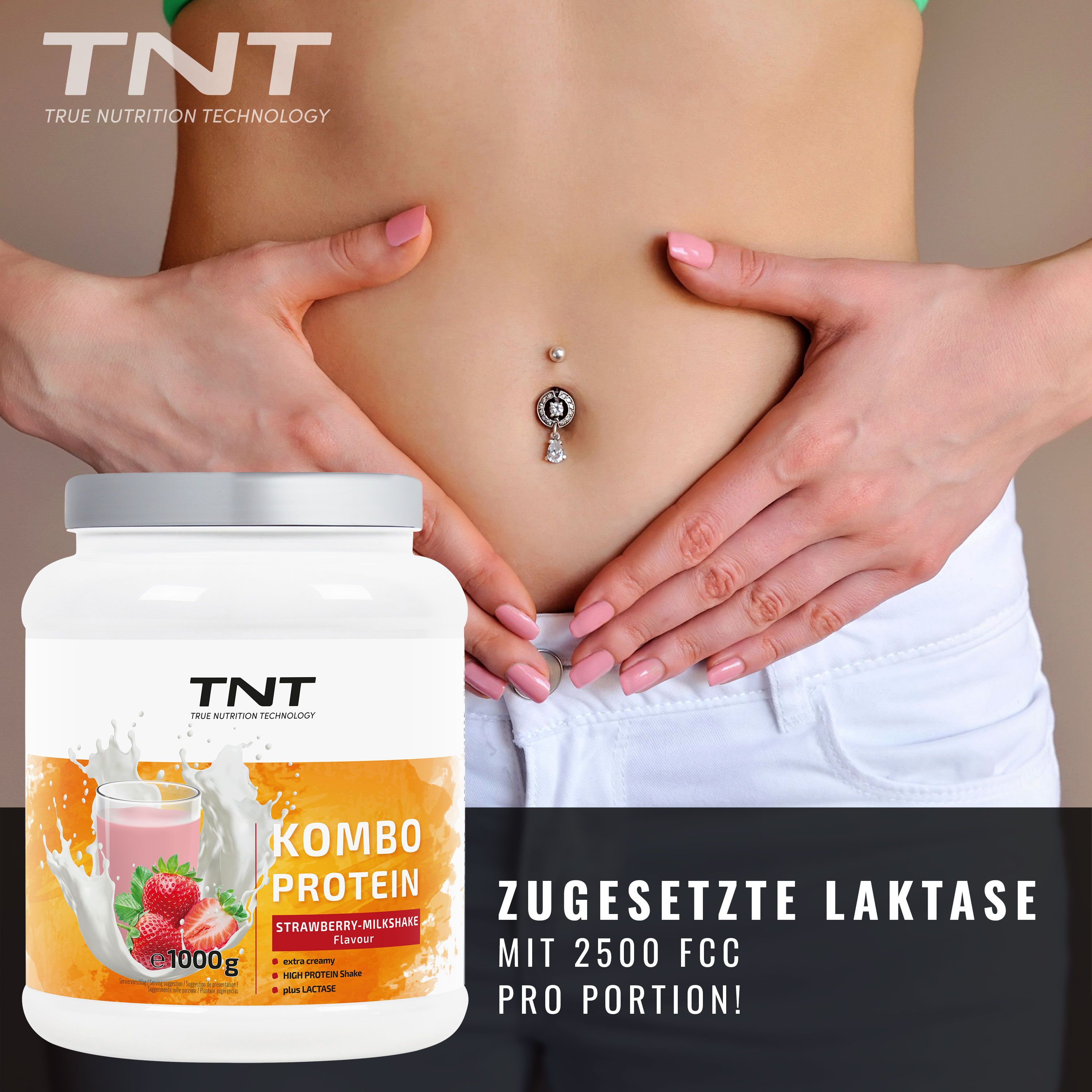Weißes TNT Kombo Protein-Behälter mit Erdbeer-Milchshake-Geschmack. Frau mit Bauch. Text: Zugesetzte Laktase mit 2500 FCC pro Portion!
