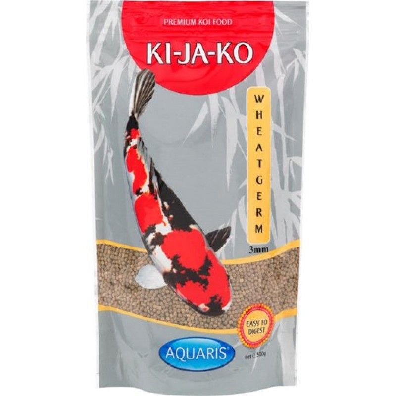 Verpackung mit Koifischfutter. Aufschrift: KI-JA-KO, Wheatgerm, 3mm, AQUARIS. Abbildung eines Koi-Fisches.