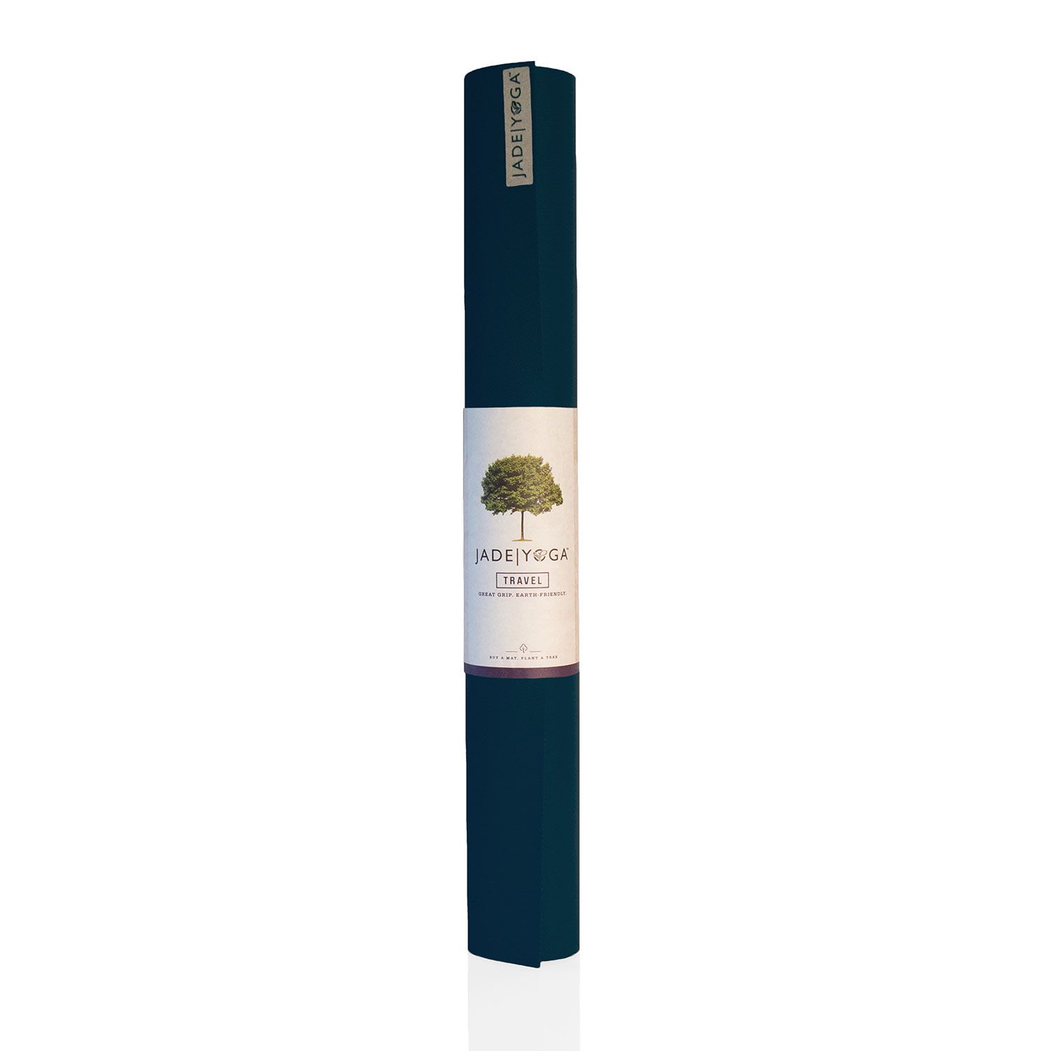 Gerollte Yogamatte, dunkelblau. Mit Papierbanderole, die den Markennamen und ein Logo zeigt. Aufschrift: JADE YOGA TRAVEL.