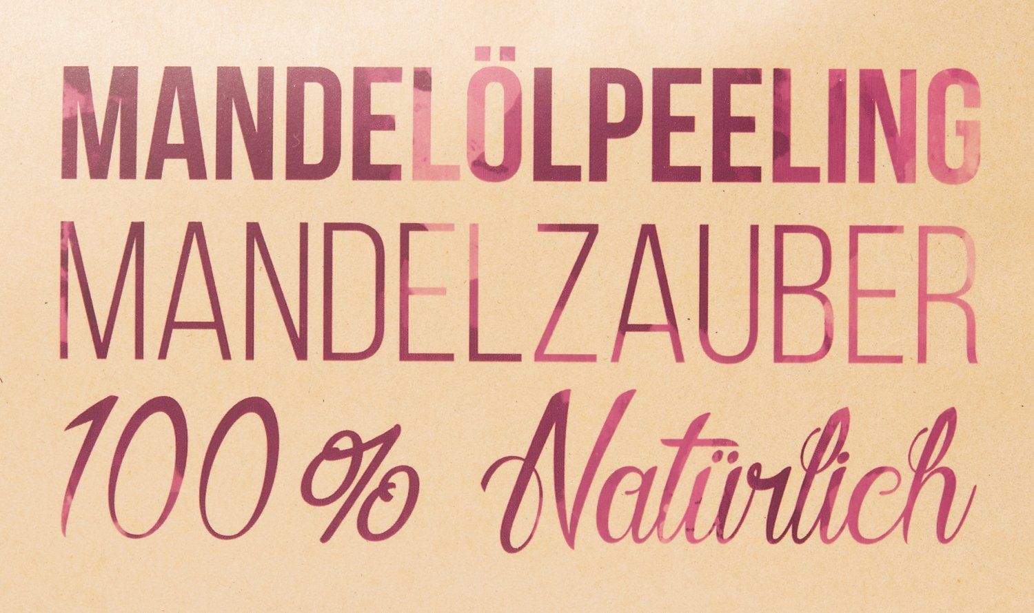 Text auf beigem Hintergrund: MANDELÖLPEELING MANDELZAUBER 100% Natürlich. Schrift in Rosa.