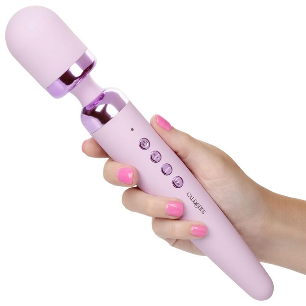 Lila Massagestab in Hand gehalten. Zylindrischer Griff, abgerundeter Kopf. Knöpfe und Markenschriftzug.