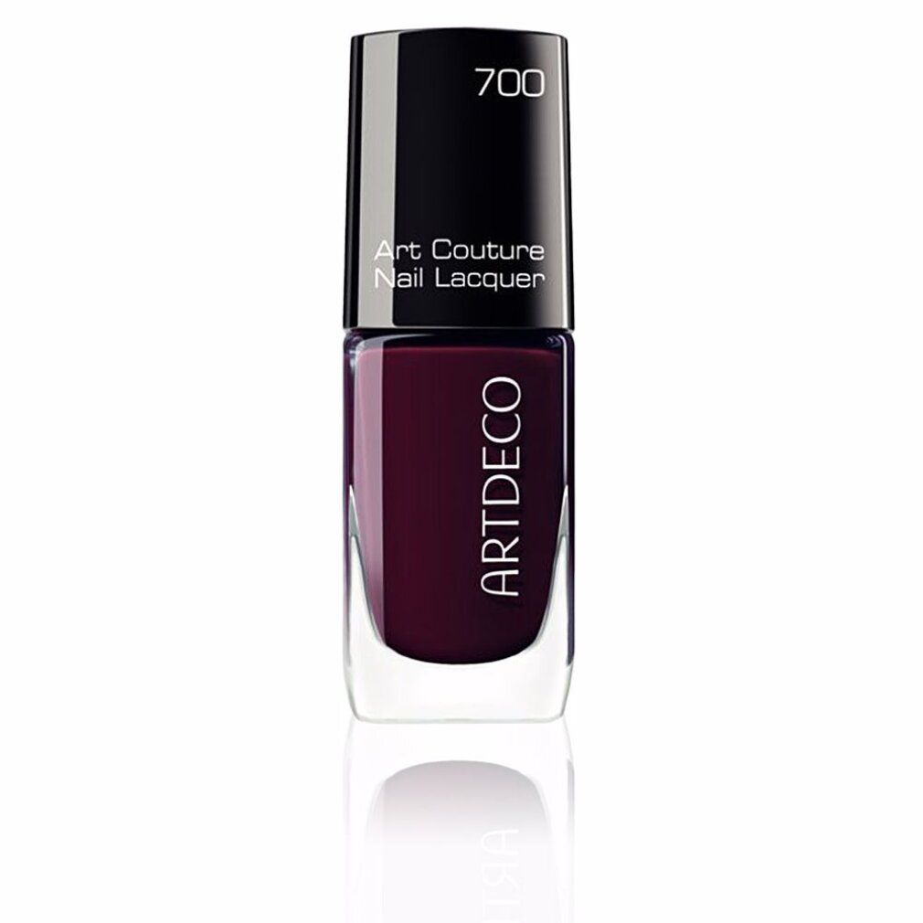 Artdeco Art Couture Nagellack, Flasche mit schwarzem Deckel, Aufschrift und Nagellack in Burgunderrot. Auf weißem Hintergrund.