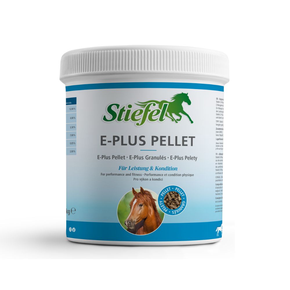 Weißer Behälter mit blauem Etikett. Aufschrift: Stiefel E-PLUS PELLET. Enthält Pellets. Abbildung eines Pferdes.