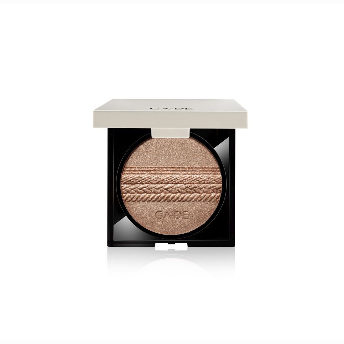 Ga-De Velveteen Highlighting Powder. Runde, geprägte Textur in schwarzem Kompaktpuder mit hellem Deckel. Marke sichtbar.