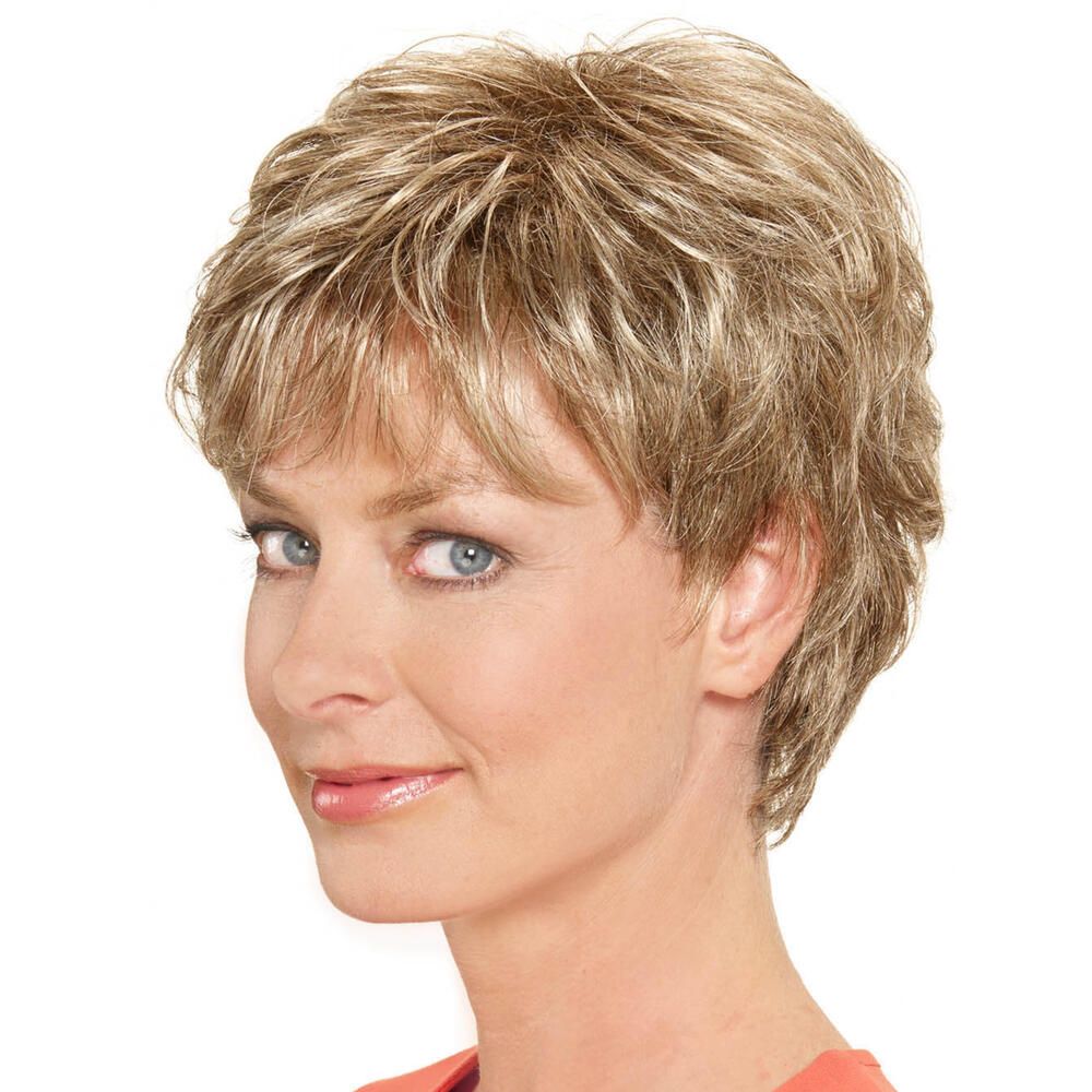 Kurze, blonde Perücke. Frau mit blauen Augen und Lächeln. Dreiviertelansicht.