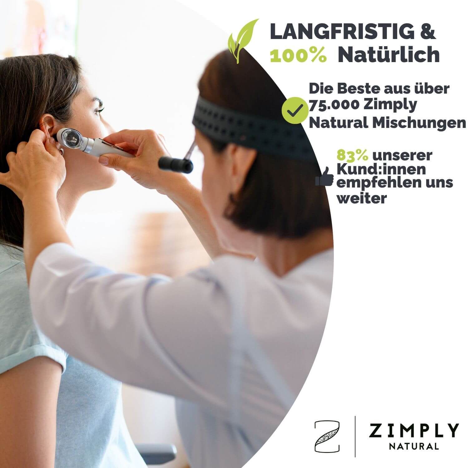 Ärztin untersucht Ohr einer Patientin mit einem Otoskop. Text: LANGFRISTIG & 100% Natürlich. ZIMPLY NATURAL Logo.