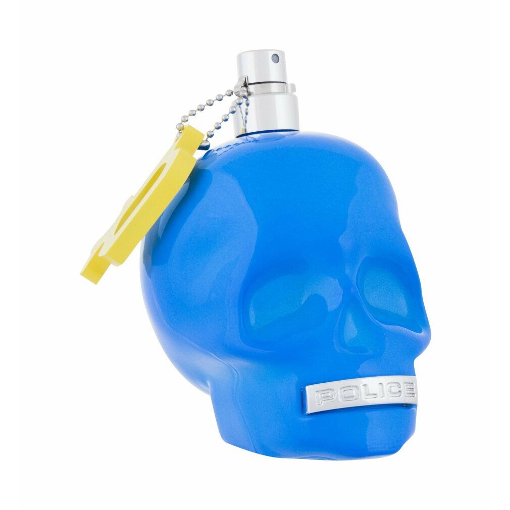 Blaue Totenkopf-Parfümflasche mit gelbem Anhänger und silbernem "POLICE"-Schriftzug.