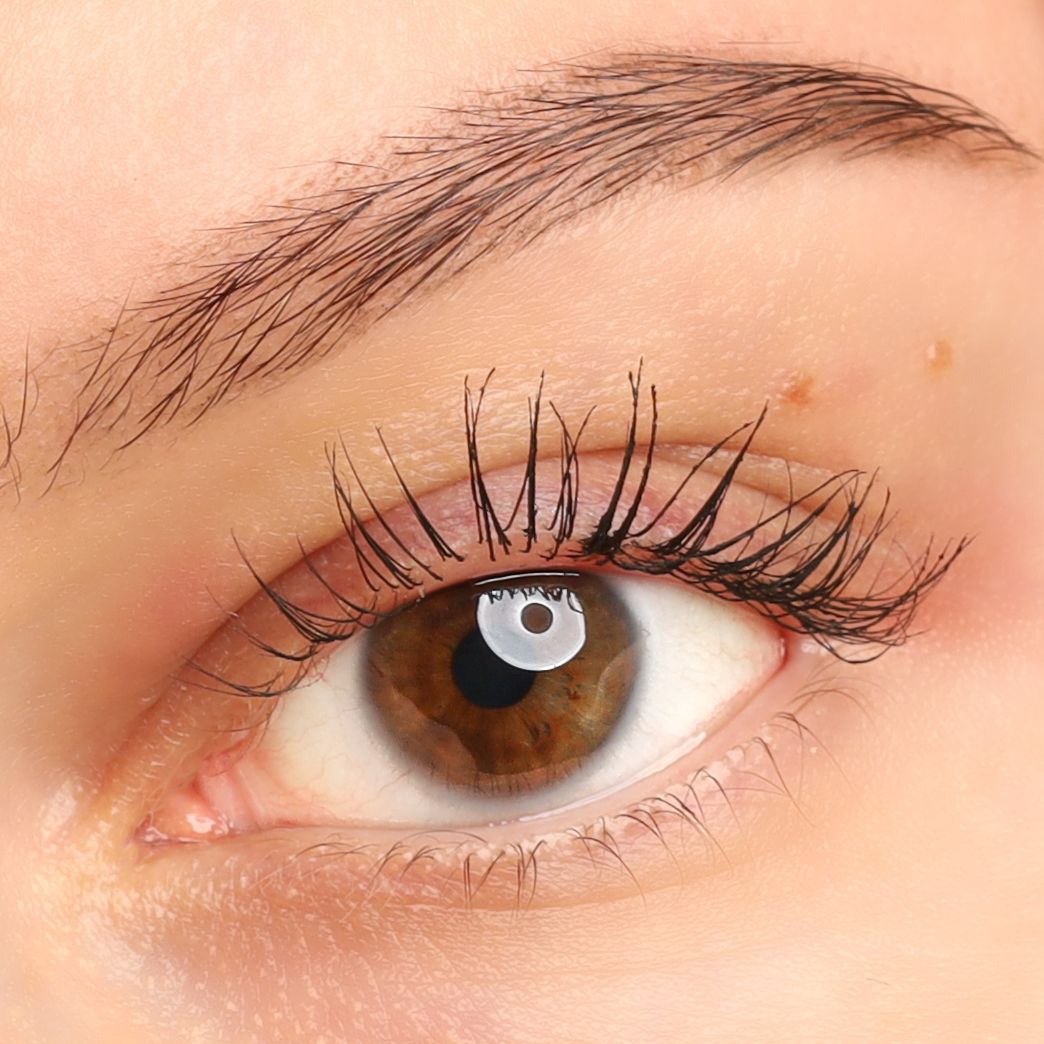 Augenpartie mit aufgetragener Cosline Mascara Black Waterproof.