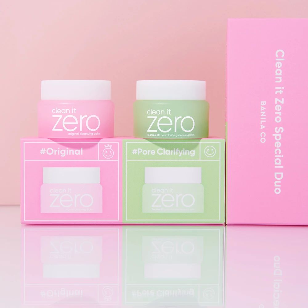 Zwei Tiegel auf rosa und grünen Verpackungen. Auf den Verpackungen steht "#Original" und "#Pore Clarifying". Rosa Box mit Schriftzug.