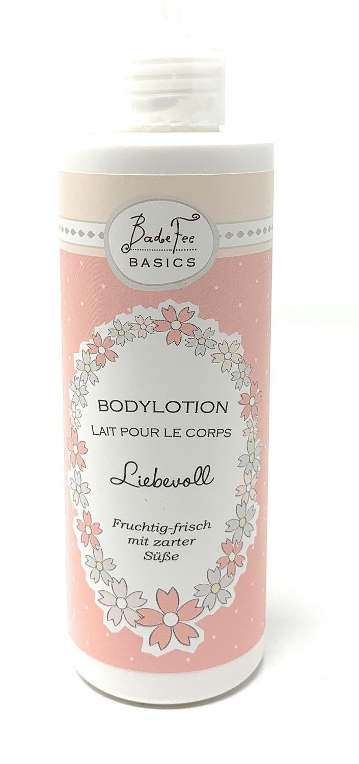 Körperlotion-Flasche. Rosa-weißes Design mit floralem Muster. Aufschrift: Bodylotion, Liebevoll, Badefee Basics.