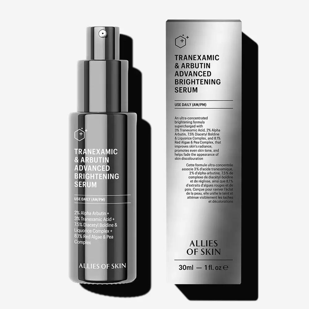 Dunkle Flasche mit Sprühkopf und Verpackung. Beschriftung: Tranexamsäure & Arbutin Advanced Brightening Serum. Markenname und Inhaltsstoffe.
