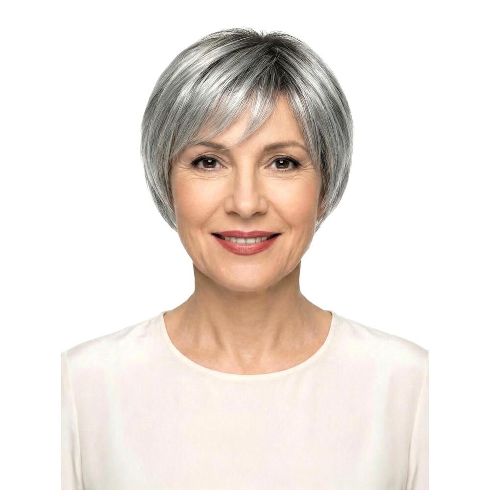 Kurzhaarperücke, graue Farbe, mit Pony. Frau trägt die Perücke. Frontansicht.