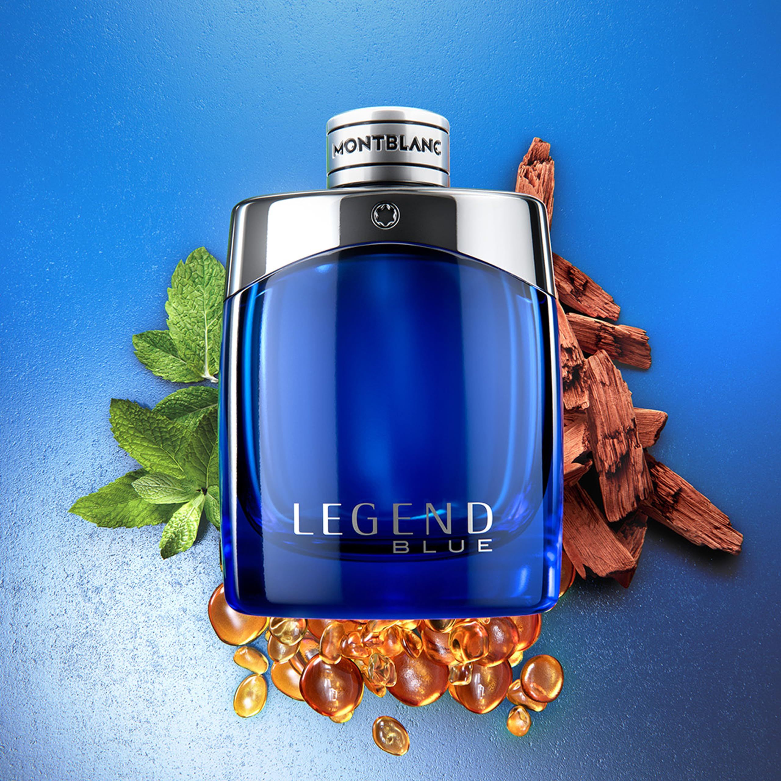 Blauer Flakon mit Minze, Holz und Harz. Aufschrift: LEGEND BLUE.